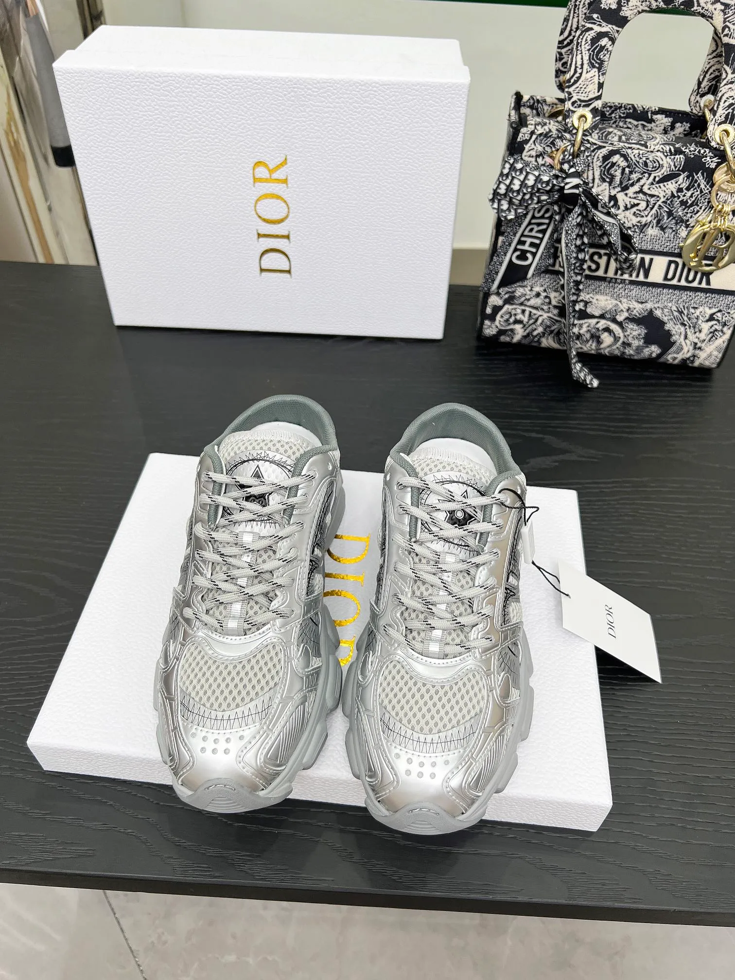 p560🐮🐮This Dior Chrono sports half slipper reinterprets running shoes with Dior's haute couture style. Gray mesh fabric is paired with tonal suede calfskin panels, the CD logo on the side, the star patch on the tongue and the Dior logo on the heel, all in classic fine detail. Featuring two-tone laces and a lightweight sole with star graphics, they can be worn year-round. Size: Women’s size 35-41 (35/42 can be customized) Men’s size 40-46 (men’s version is being printed) Color: 12 colors available